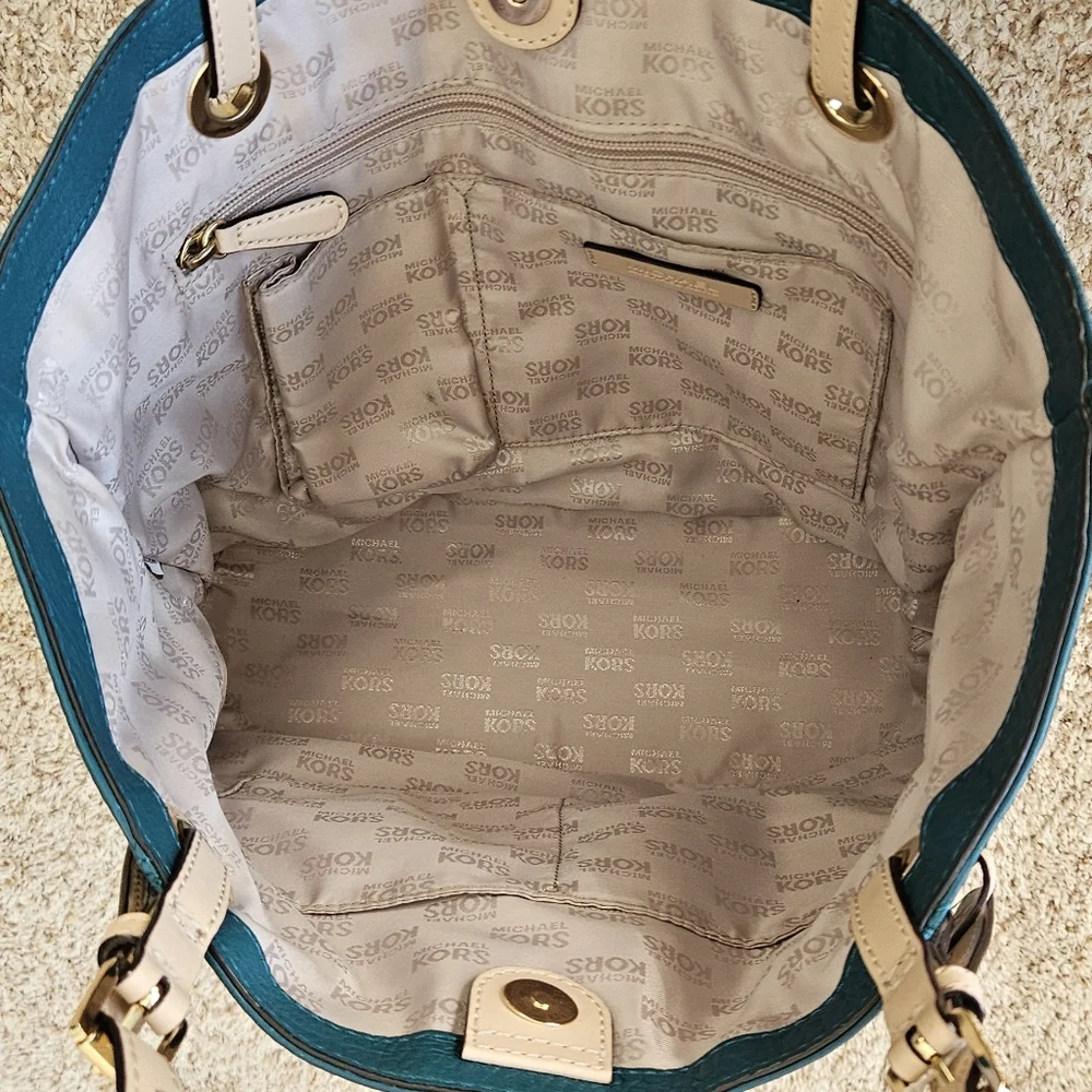 Michael Kors Women Jet Set in Teal Leather Zip Tote Bag with Logo Charm - Picture 10 of 14